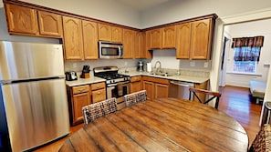 Fridge, microwave, oven, stovetop - Steps to Broadway! Near Downtown, Zoo, Coronado, The Midway, SD BAY, NEW Jacuzzi, BBQ! (San Diego)
