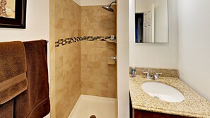 Douche, sèche-cheveux, serviettes fournies