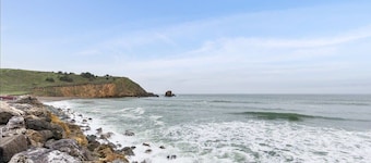 Knoll-Top Property | Family Friendly | Walk to Beach | Laundry+Parking+Hot Tub