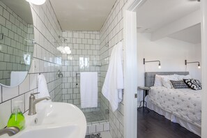 Badkar/dusch, hårtork och handdukar