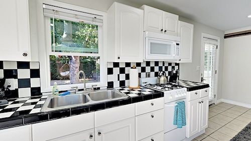 Cool New Remodel Near Coronado, NEW Jacuzzi, Fire Pit, BBQ, Walk to Downtown!