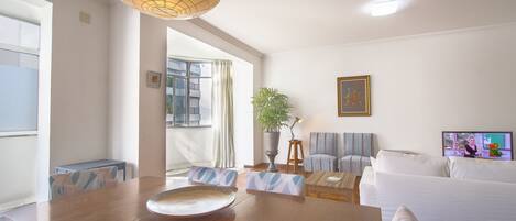 Apartamento família, várias camas, vista para o mar | Sala de estar | TV de tela plana