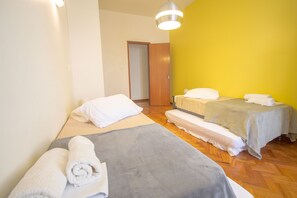 Familienapartment, Mehrere Betten, Meerblick | Individuell dekoriert, Zustellbetten, kostenloses WLAN, Bettwäsche