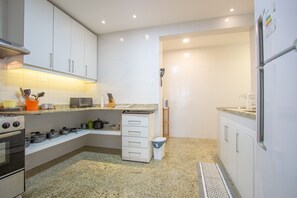 Appartement Familial, plusieurs lits, vue mer | Cuisine privée | Grand réfrigérateur, micro-ondes, four, plaque de cuisson