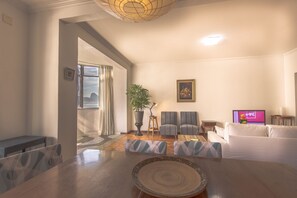 Appartement Familial, plusieurs lits, vue mer | Salle de séjour | Télévision à écran plat