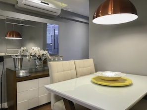 Apartamento empresarial, várias camas, vista para a lagoa | Opções para refeição no quarto