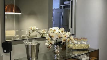 Apartamento empresarial, várias camas, vista para a lagoa | Escrivaninha, espaço de trabalho para notebook, cortinas blackout