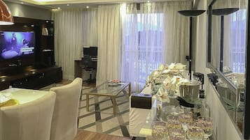 Apartamento empresarial, várias camas, vista para a lagoa | Escrivaninha, espaço de trabalho para notebook, cortinas blackout