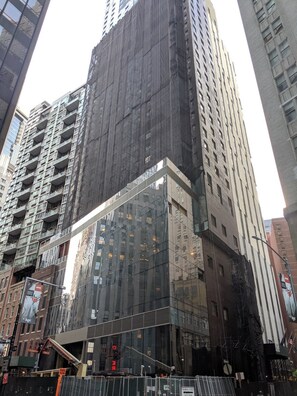 A modern high-rise building with a glass facade and multiple balconies. - Courtyard by Marriott New York Downtown Manhattan/Financial District (New York)