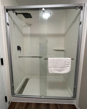 Bathroom shower - Luxor Inn & Suites, a Travelodge by Wyndham (Elkins)