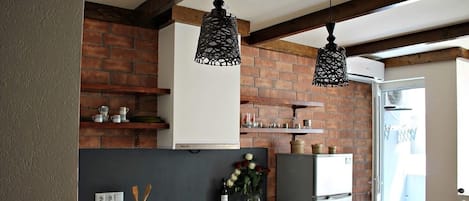 Ugn, spishäll och grytor/köksredskap