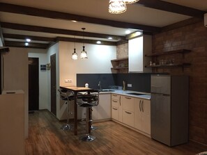 Oven, stovetop, cookware/dishes/utensils