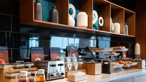 Un buffet de petit-déjeuner proposant une variété d’aliments et d’accompagnements.