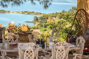 Outdoor dining - House with view close to the beach (Κριθάρια)