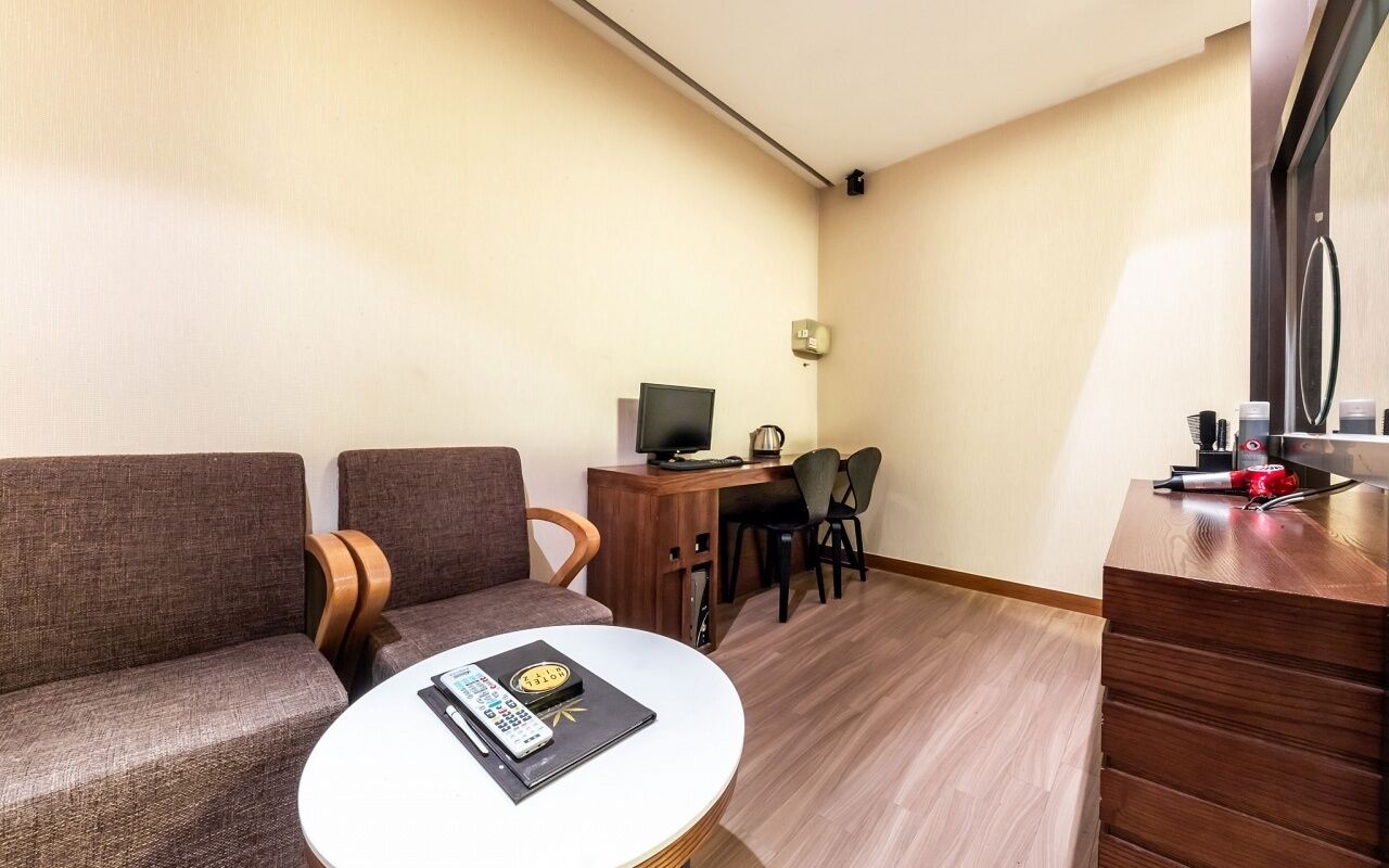 Deluxe Double Room | Individually decorated, individually furnished, blackout drapes