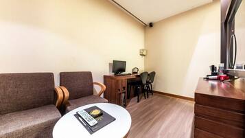 Habitación Deluxe doble | Decoración individual, mobiliario individual, cortinas opacas