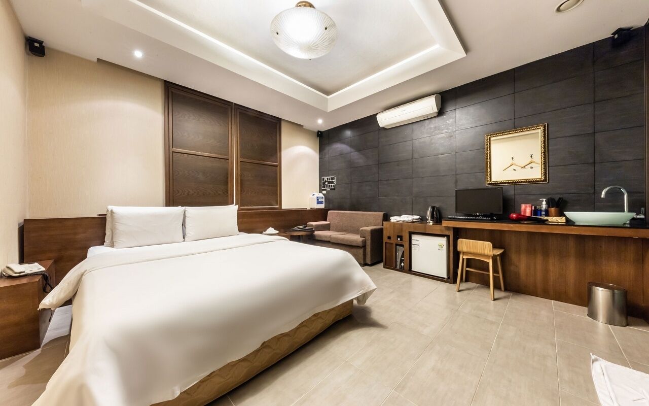 Standard Double Room | Individually decorated, individually furnished, blackout drapes