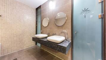 Habitación Deluxe doble | Decoración individual, mobiliario individual, cortinas opacas