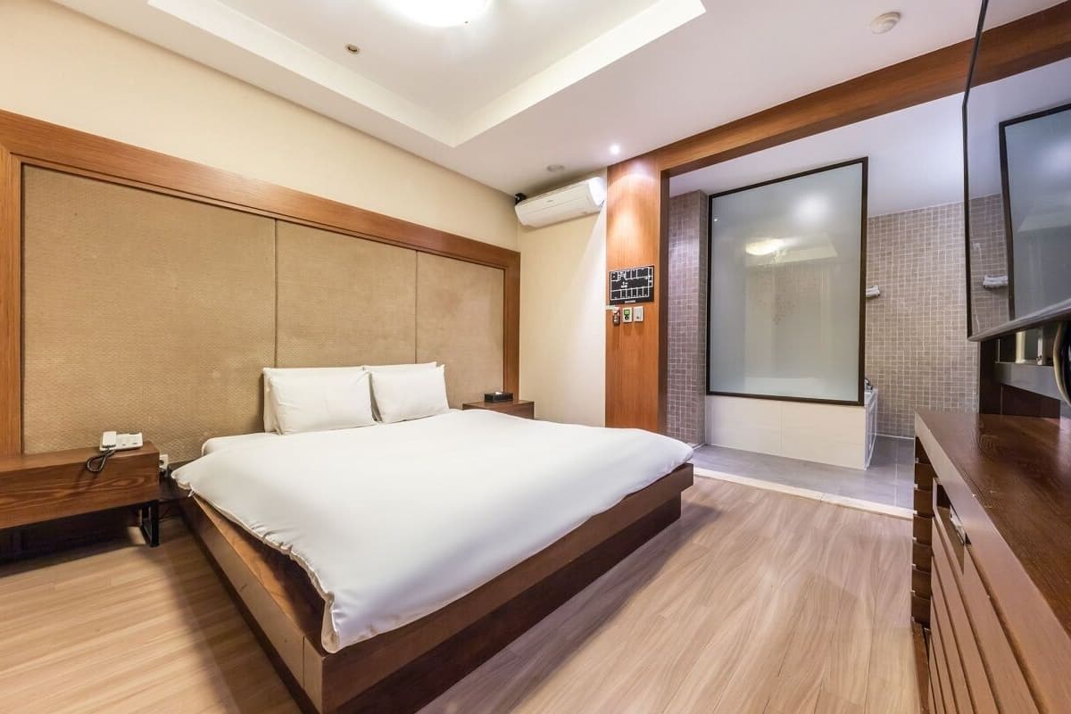 Habitación Deluxe doble | Decoración individual, mobiliario individual, cortinas opacas