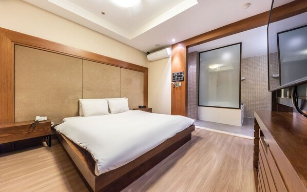 Deluxe dubbelrum | Individuell inredning, unika möbler och mörkläggningsgardiner