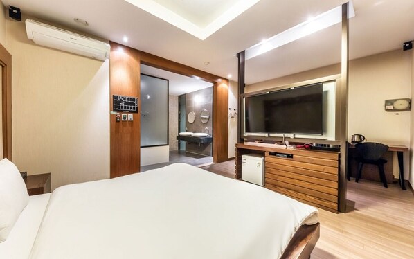 Deluxe Double Room | Individually decorated, individually furnished, blackout drapes - Nowon Ritz Hotel (Seoul)