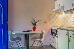 Fridge, oven, stovetop, coffee/tea maker