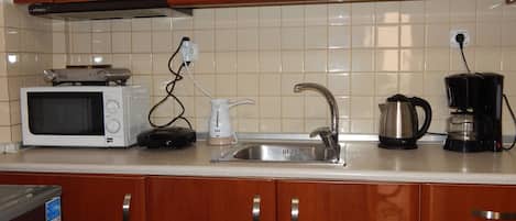 Réfrigérateur, cafetière/bouilloire, bouilloire électrique, grille-pain