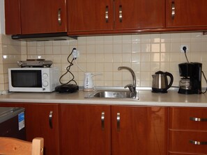 Refrigerador, cafetera y tetera, tetera eléctrica y tostadora