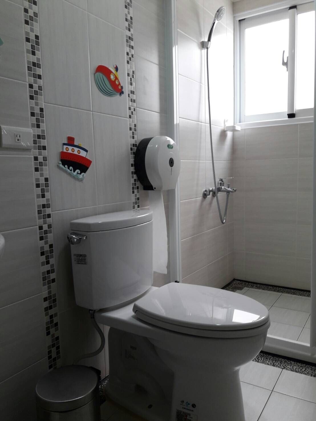Haartrockner, Handtücher, Toilettenpapier