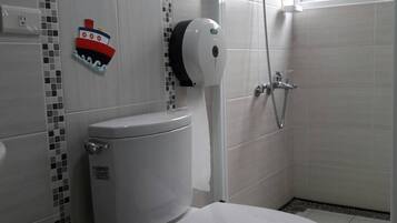 Haartrockner, Handtücher, Toilettenpapier