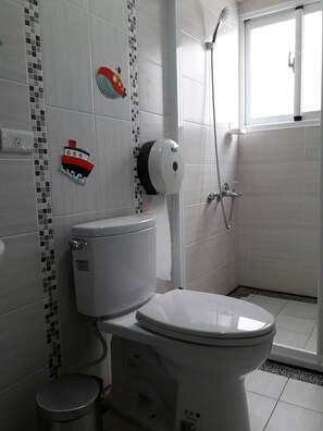 Haartrockner, Handtücher, Toilettenpapier