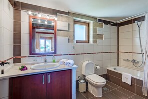 A modern bathroom with a sink, toilet, and shower. - HECTORAS VILLA in Plaka-BY APOKORONAS VILLAS (Πλάκα)
