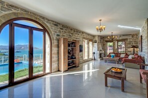 Interior - HECTORAS VILLA in Plaka-BY APOKORONAS VILLAS (Πλάκα)