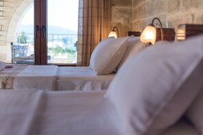 3 bedrooms, iron/ironing board, free WiFi, bed sheets - HECTORAS VILLA in Plaka-BY APOKORONAS VILLAS (Πλάκα)