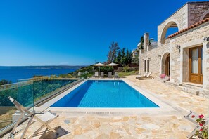 Outdoor pool - HECTORAS VILLA in Plaka-BY APOKORONAS VILLAS (Πλάκα)