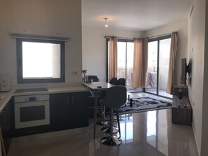 Een koffiezetapparaat/waterkoker, kookgerei, borden en bestek