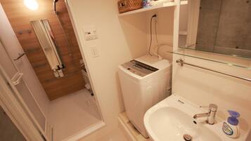 Duschwanne, Haartrockner, Bidet, Handtücher