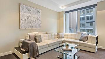 Apartemen Comfort, 2 kamar tidur, pemandangan kota (Indy) | Area keluarga | Televisi LCD 50-inci dengan saluran TV digital, TV, dan Netflix