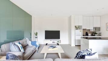 Departamento familiar, 2 habitaciones (Izzy) | Área de sala de estar | Televisión LCD de 50 pulgadas con canales digitales y televisión