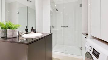 Departamento familiar, 2 habitaciones (Izzy) | Baño | Regadera, amenidades de baño gratuitas, secadora de cabello, toallas