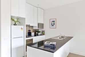 Izzy : 2 Bedroom 2 Bathroom Family Apartment | Private kitchen | Full-size fridge, microwave, oven, stovetop - Nook Melbourne - Collins Street (Melbourne)