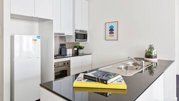 Departamento Deluxe, 2 habitaciones, vista a la ciudad (Iris) | Cocina privada | Refrigerador con congelador, microondas, horno y parrilla de estufa