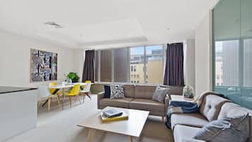 Departamento familiar, 2 habitaciones (Izzy) | Área de sala de estar | Televisión LCD de 50 pulgadas con canales digitales y televisión