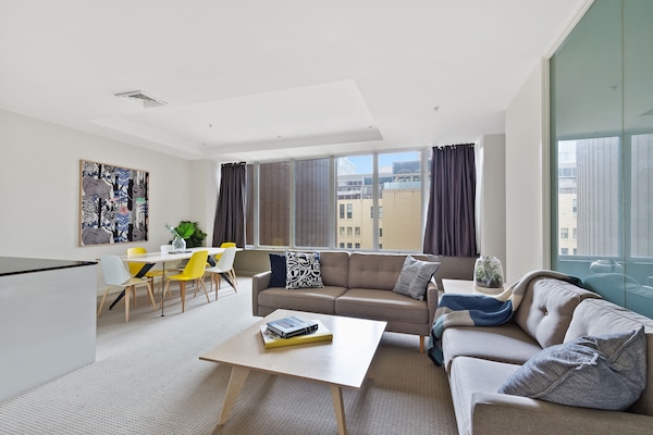Izzy : 2 Bedroom 2 Bathroom Family Apartment | Living area