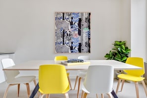 Izzy : 2 Bedroom 2 Bathroom Family Apartment | In-room dining - Nook Melbourne - Collins Street (Melbourne)