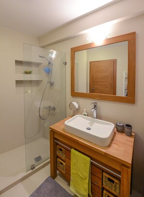 Combined shower/bathtub, free toiletries, hair dryer, bidet - Prime 3BR/2BA Apt Heart of Heraklion-Fiber WIFI–Steps to Lions Sq Walk to Port 2 (Ηράκλειο)