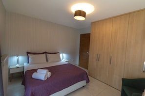 3 bedrooms, iron/ironing board, WiFi, bed sheets - Prime 3BR/2BA Apt Heart of Heraklion-Fiber WIFI–Steps to Lions Sq Walk to Port 2 (Ηράκλειο)