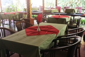 Outdoor dining - agung trisna bungalows (Ubud)