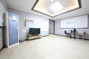 Room, Kitchenette (Condominium) | Living room