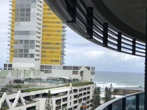 Leilighet – deluxe, flere senger, byutsikt | Utsikt mot strand/hav